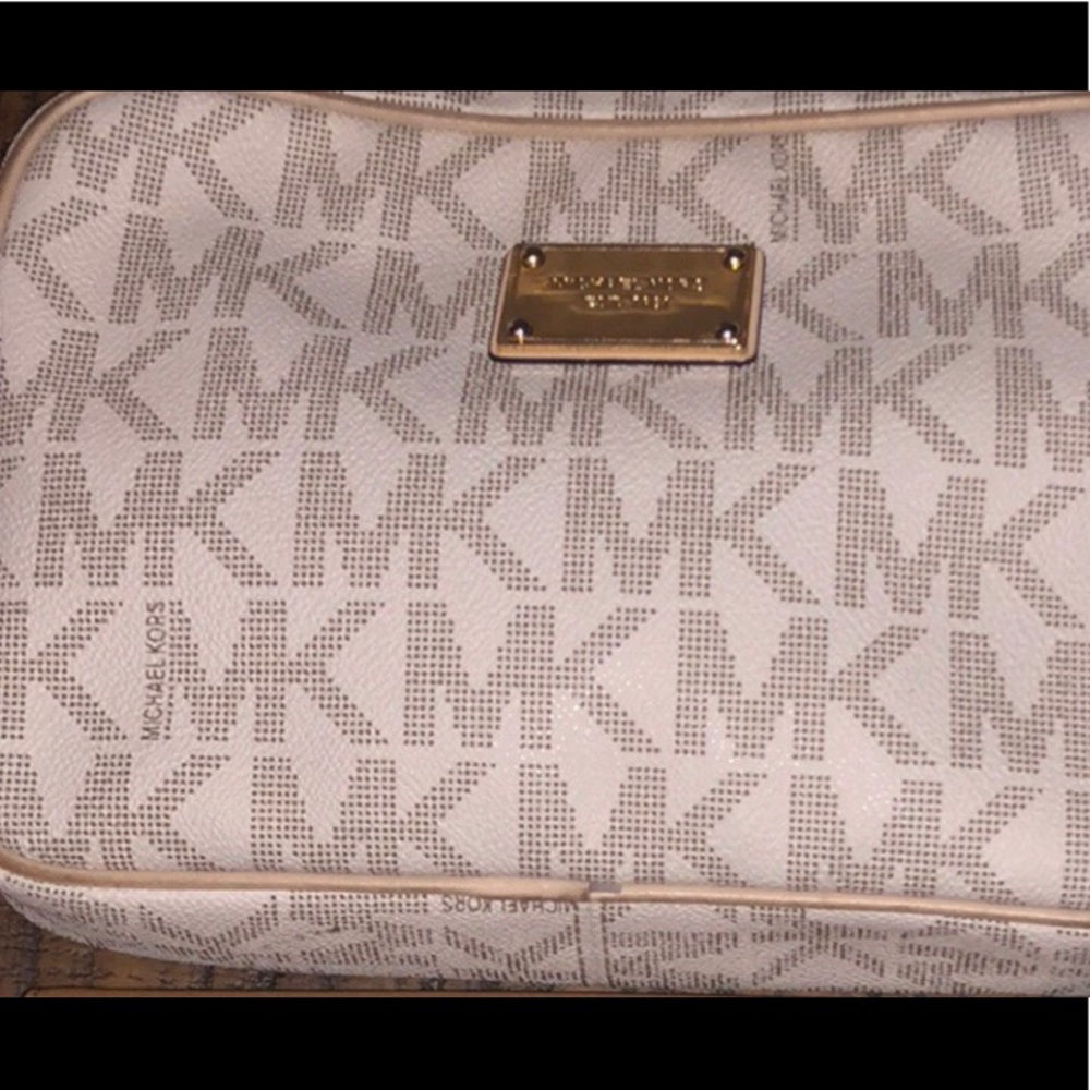 Michael Kors Logo JetSetter Crossbody